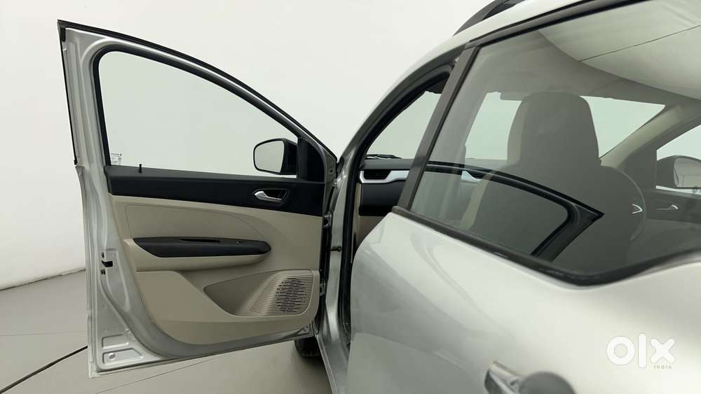 Renault Triber Rxz, 2023, Petrol