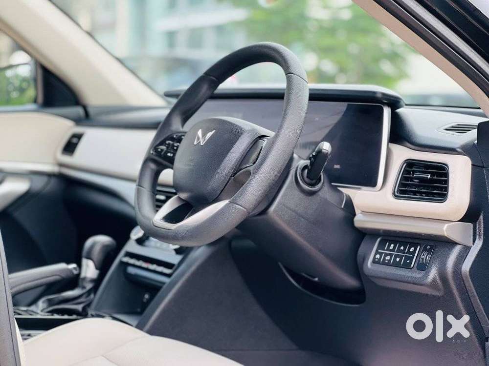 Mahindra Xuv700 2.2 Ax 5 Diesel At 7 Str, 2025, Diesel