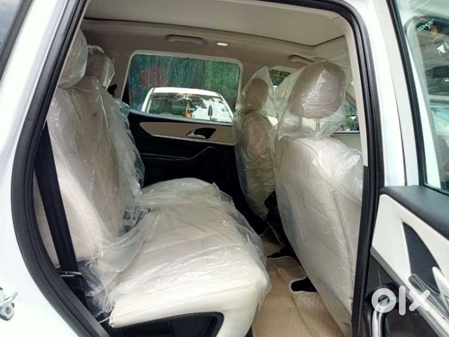 Mahindra Xuv700 2.2 Ax 7 Diesel Mt Luxury Pack Str, 2025, Diesel