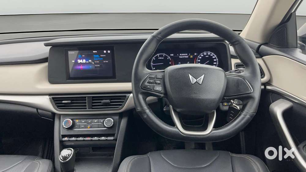 Mahindra Xuv700 2.0 Mx Petrol Mt 5 Str, 2022, Petrol