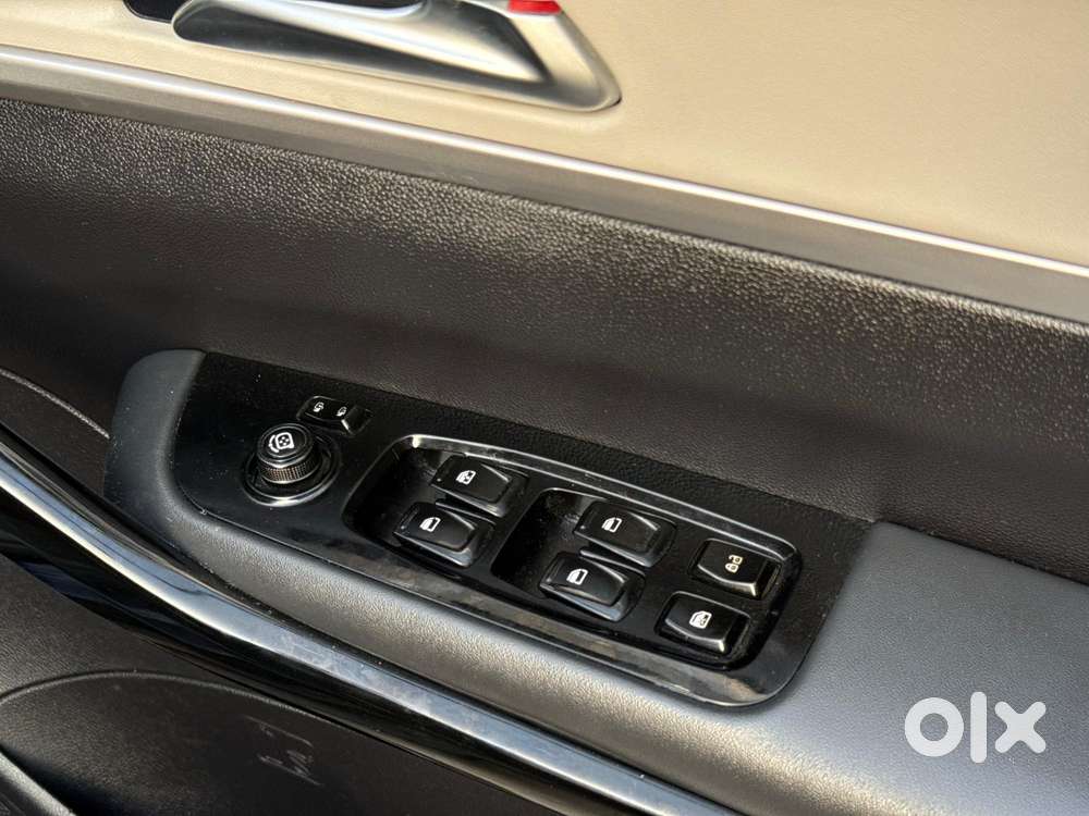 Mahindra Xuv700 Ax7 Luxury Pack Awd, 2023, Petrol