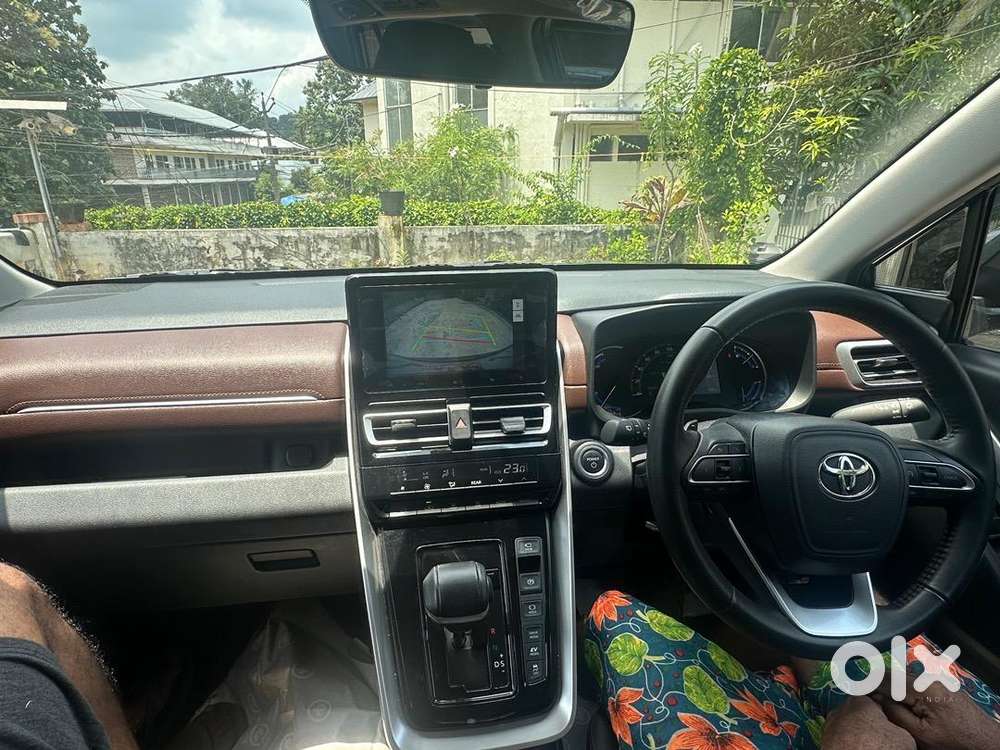 Toyota Innova Hycross 2024 Petrol Well Maintained