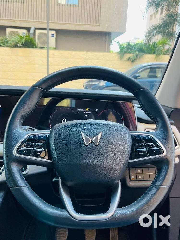 Mahindra Xuv700 2.0 Ax 7 Petrol Mt Str, 2022, Petrol