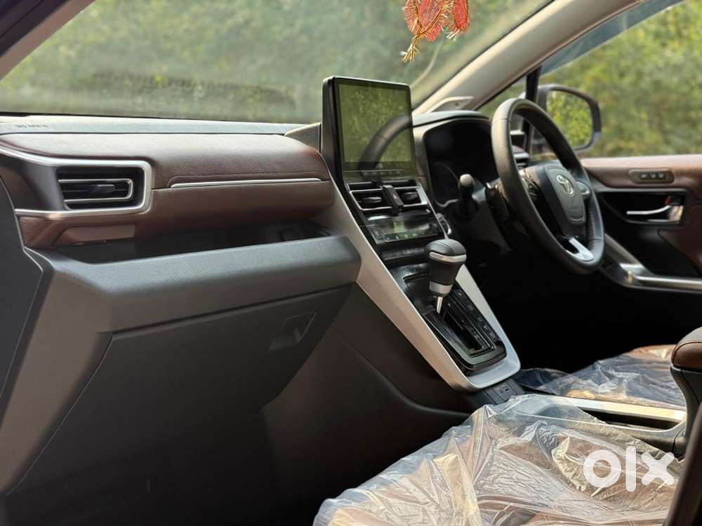 Toyota Innova Hycross 2.0 Zx Hybrid 7 Str, 2025, Cng & Hybrids