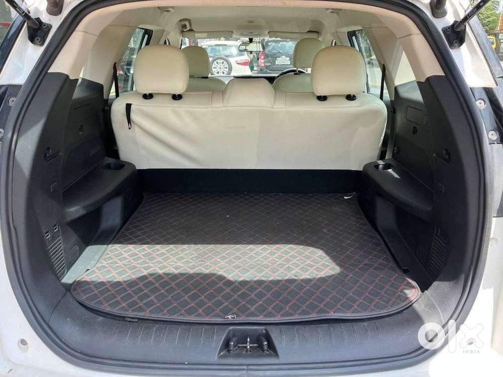 Mahindra Xuv700 2.0 Mx Petrol Mt 5 Str, 2022, Petrol