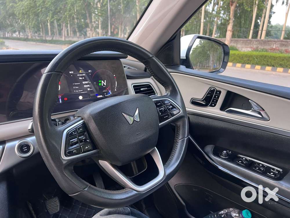 Mahindra Xuv700 2.0 Ax 7 Petrol Mt Str, 2023, Petrol