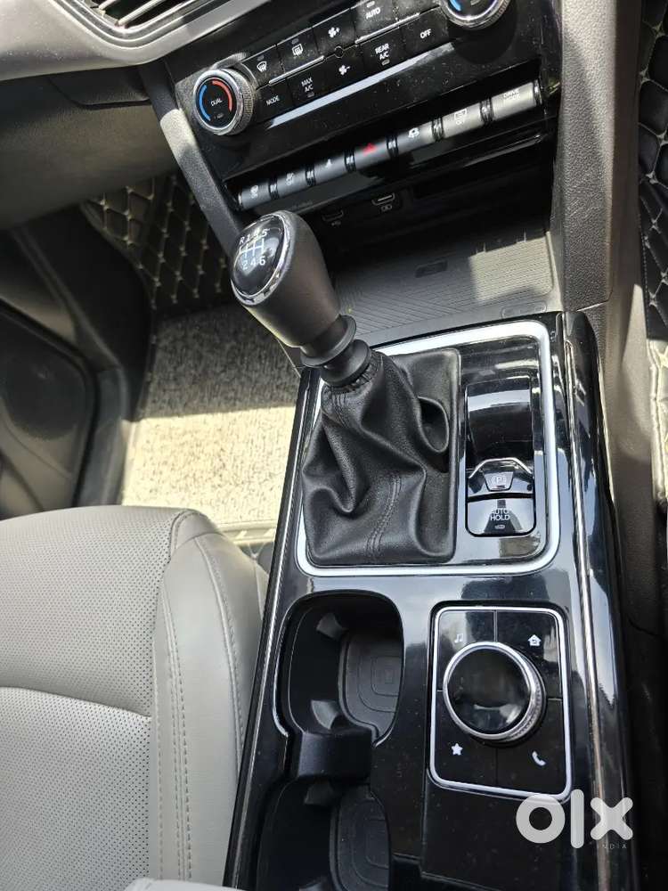 Mahindra Xuv700 Ax7l Diesel Mt 2025