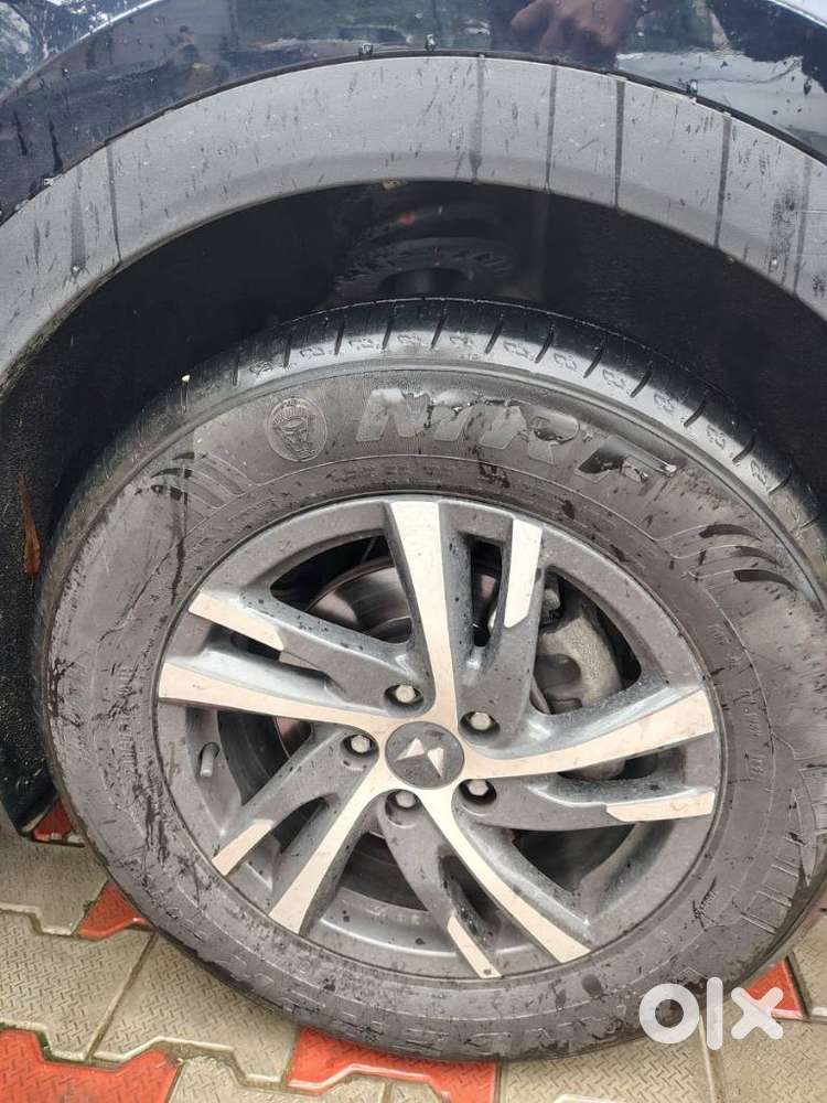 Mahindra Xuv700 2.0 Ax 5 Petrol Mt Str, 2022, Petrol