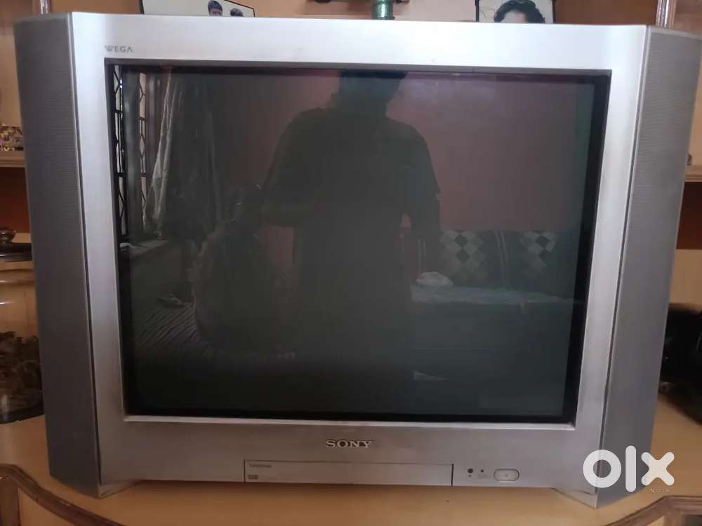 Sony TV This is a *Sony FD Trinitron WEGA* - CRT TV.