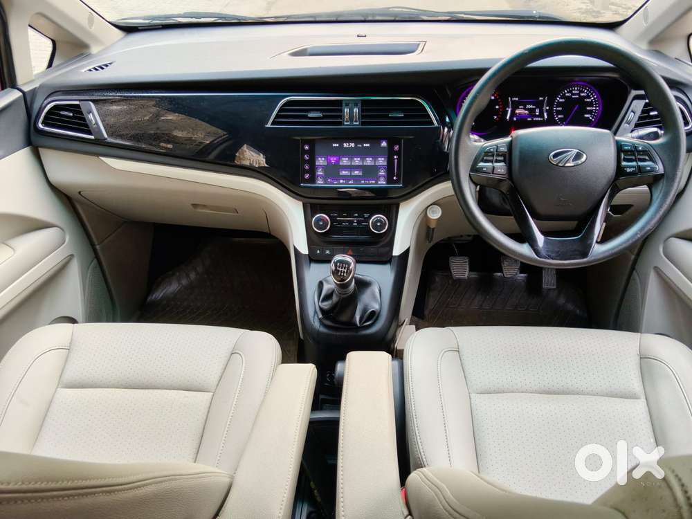 Mahindra Marazzo M8, 2018, Petrol