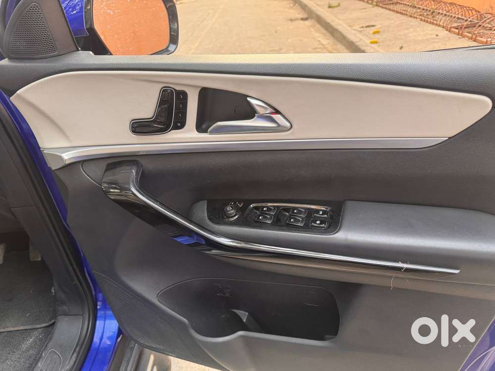 Mahindra Xuv700 2.0 Ax 7 Petrol At Str, 2021, Petrol