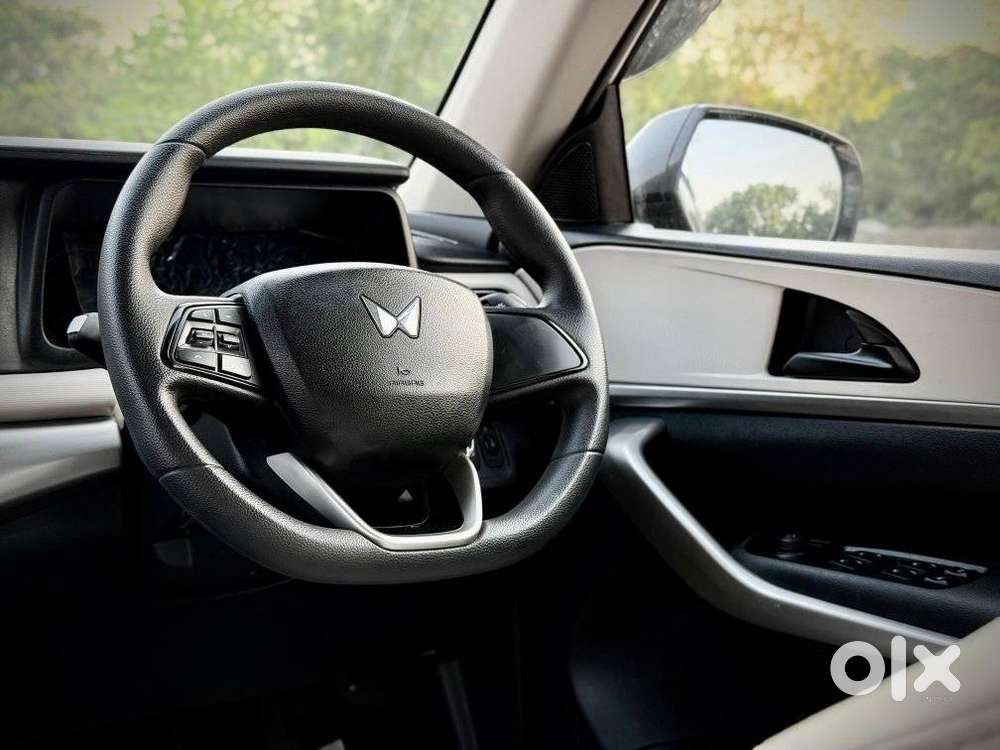 Mahindra Xuv700 Mx Petrol Mt 5 Str (e), 2024, Petrol