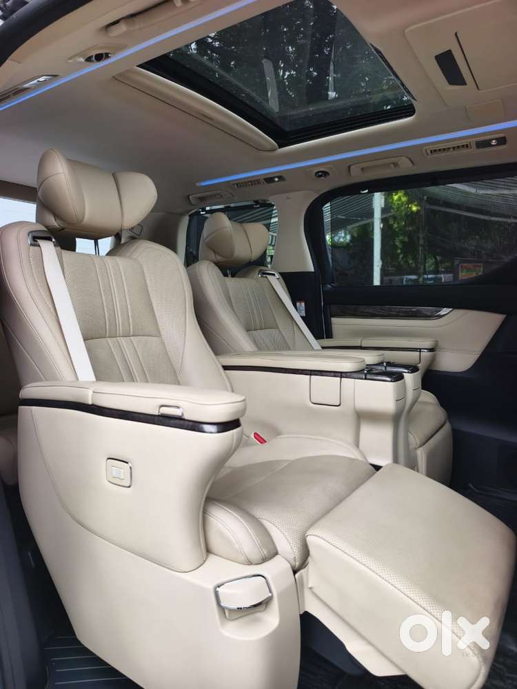 Toyota Vellfire 2.5 Executive Lounge, 2022, Cng & Hybrids