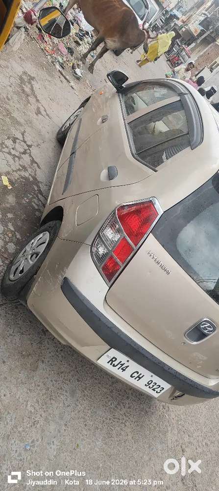 कार में चारों टायर नए हैं और बीमा भी चालू है