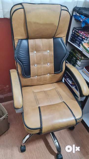 Want to sale office quantity chairs 03 2 executive 01 boss chair