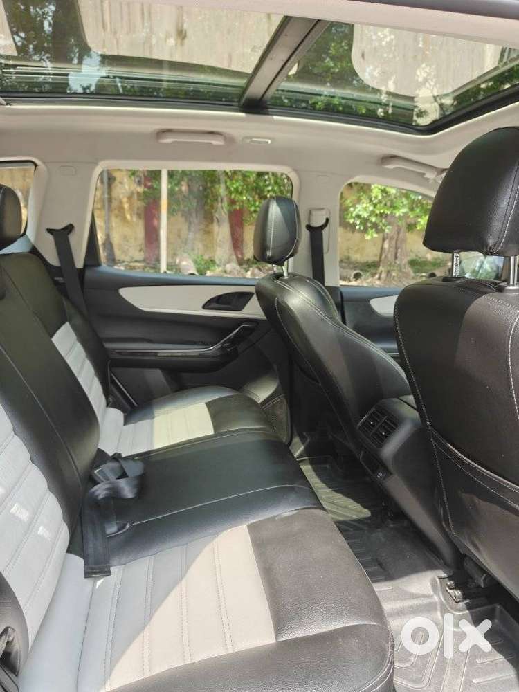 Mahindra Xuv700 2.0 Ax 5 Petrol Mt Str, 2023, Petrol