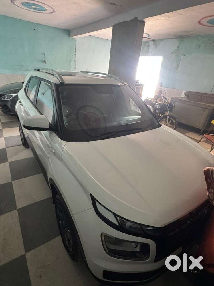 Hyundai Venue 2025 Petrol 3500 Km Driven