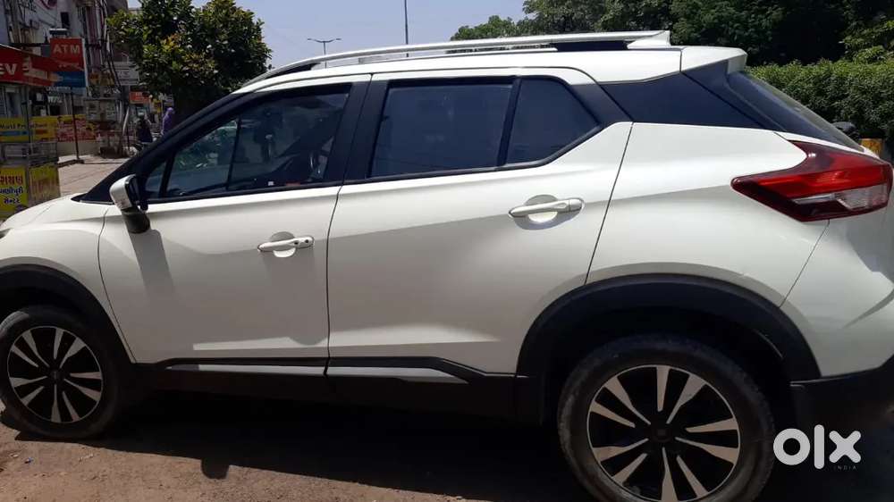 Nissankicks Xv Premium Cvt Petrol White Top Model  Well Maintained