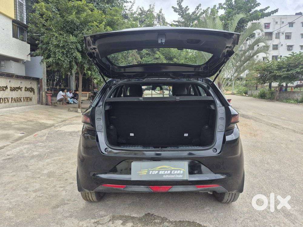 Tata Altroz 1.2 Xza Plus Dark Edition Dct, 2022, Petrol