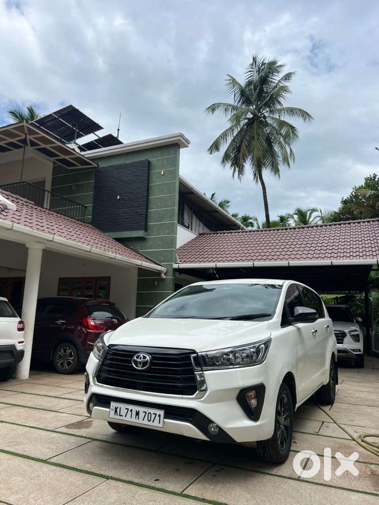 Toyota Innova Crysta 2.4 V 2016 Diesel Car