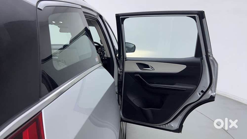 Mahindra Xuv700 2.0 Ax 7 Petrol Mt Str, 2022, Petrol