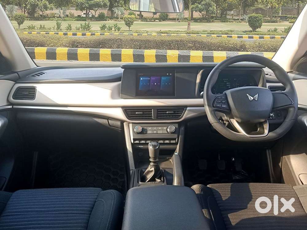 Mahindra Xuv700 2.0 Mx Petrol Mt 5 Str, 2024, Petrol