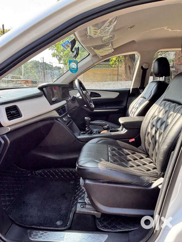 Mahindra Xuv700 2.0 Ax 5 Petrol Mt Str, 2022, Petrol
