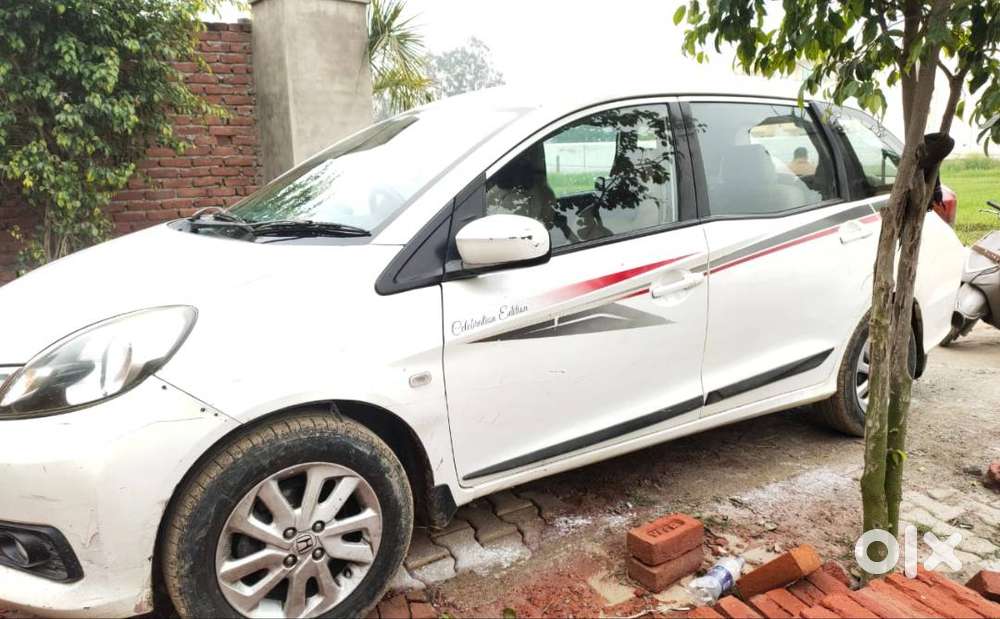 Good Car Average Of Car Is 20 -22 Km Per Litre In 7 Seater Very Good .