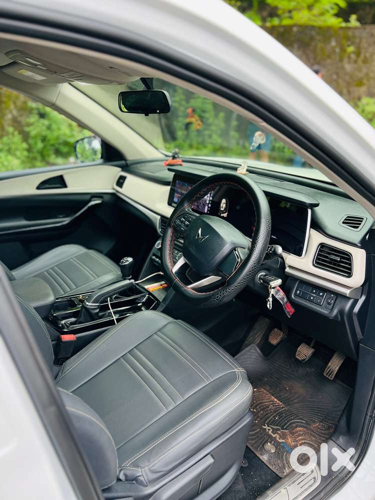 Mahindra Xuv700 Ax5 Petrol Mt — 2021 Ga