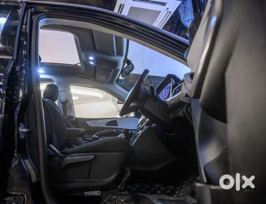 Mahindra Xuv700 Ax5 Petrol Automatic 7-seater, 2025, Petrol