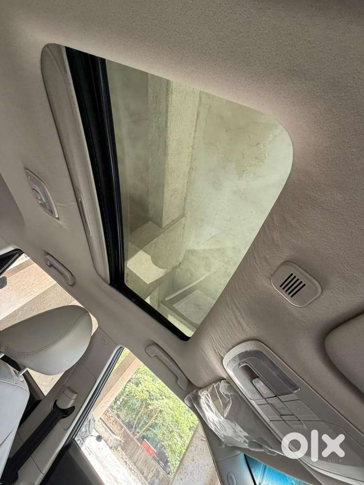 Xuv300 W8(o)  Diesel Manual - Sunroof  6- Airbags  Warrenty 2027