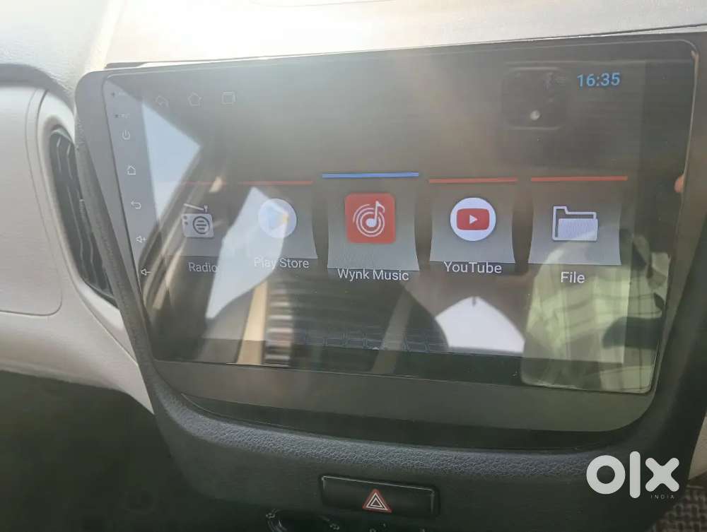 इस गाड़ी में Lcd और Back Camera लगा हुआ है और बढ़िया स्थिति में है