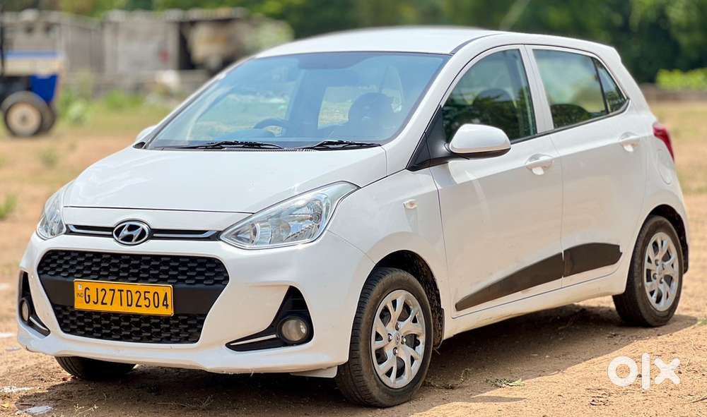 Hyundai Grand I10 2017 Taxi Passing Car