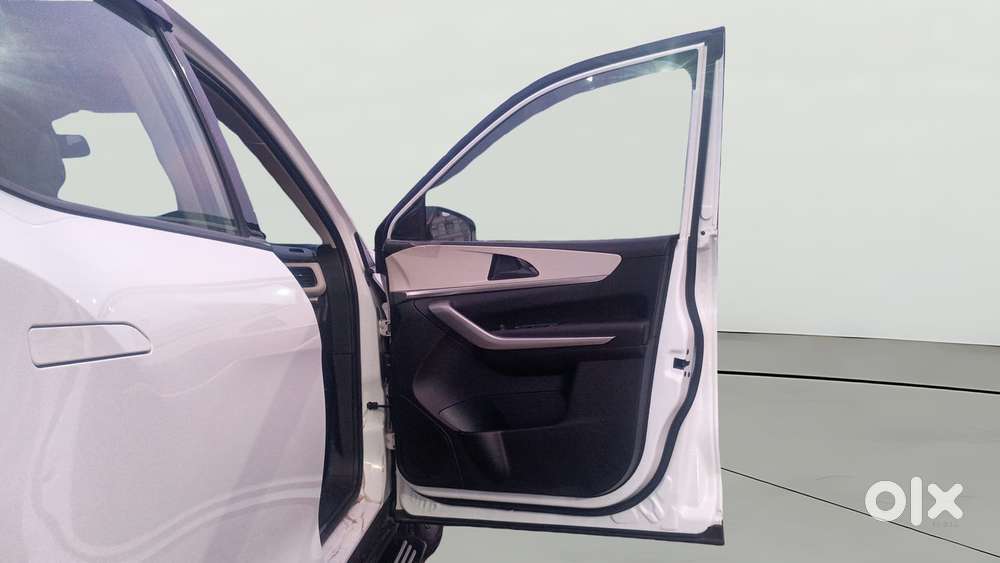 Mahindra Xuv700 2.0 Ax 5 Petrol Mt 7 Str, 2021, Petrol