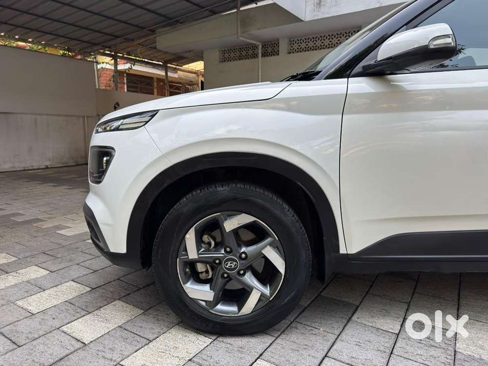 Hyundai Venue 2021 Petrol 18337 Km Driven Well Maintained