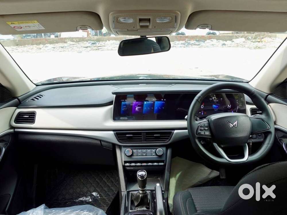 Mahindra Xuv700 Ax 5 Petrol Mt Str (e), 2022