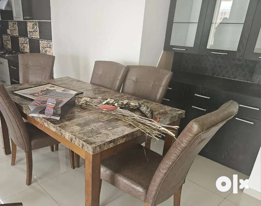 6 seater store dining table olx