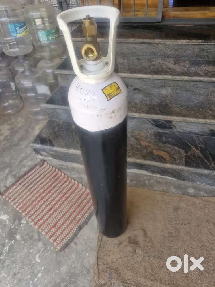 Oxygen cylinder