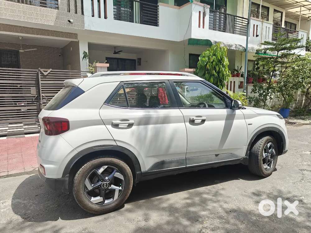 Hyundai Venue 2021 Petrol 67000 Km Driven