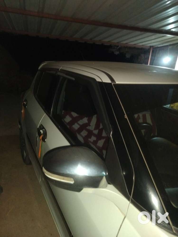 आल वेलमेन्टनेन्स कार है, रात का खींचा हुआ फोटो है