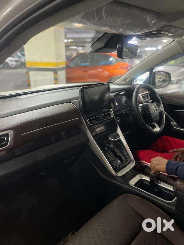Toyota Innova Hycross 2.0 Zx (o) Hybrid 7 Str, 2025, Petrol