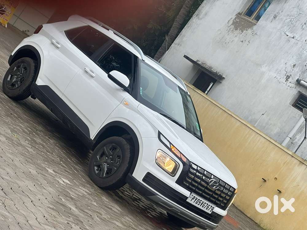 Hyundai Venue 2025 Petrol Well Maintained