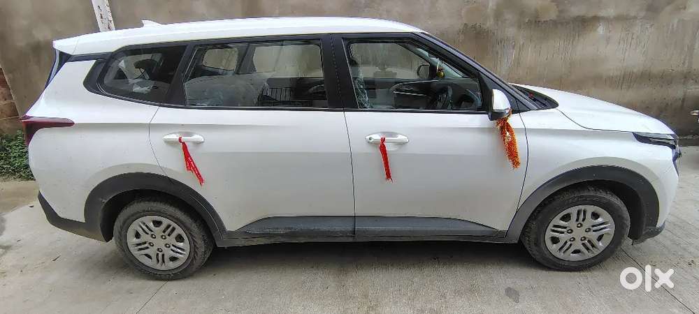 Kia Carens Premium Petrol 2nd Owner