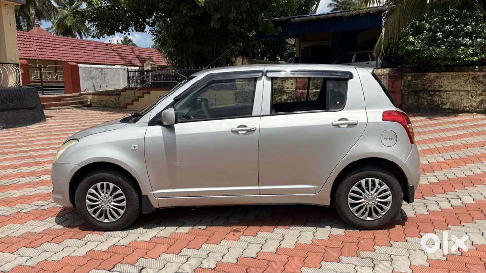 Maruti Suzuki Swift Lxi Bsiv, 2010, Petrol