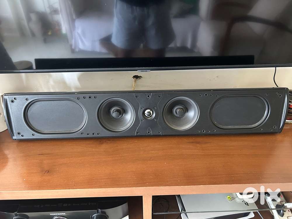 Definitive Technology SoloCinema Studio Soundbar – Pristine