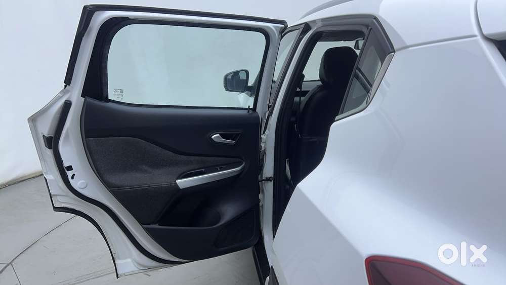 Nissan Magnite 1.0 Xv Premium, 2023, Petrol