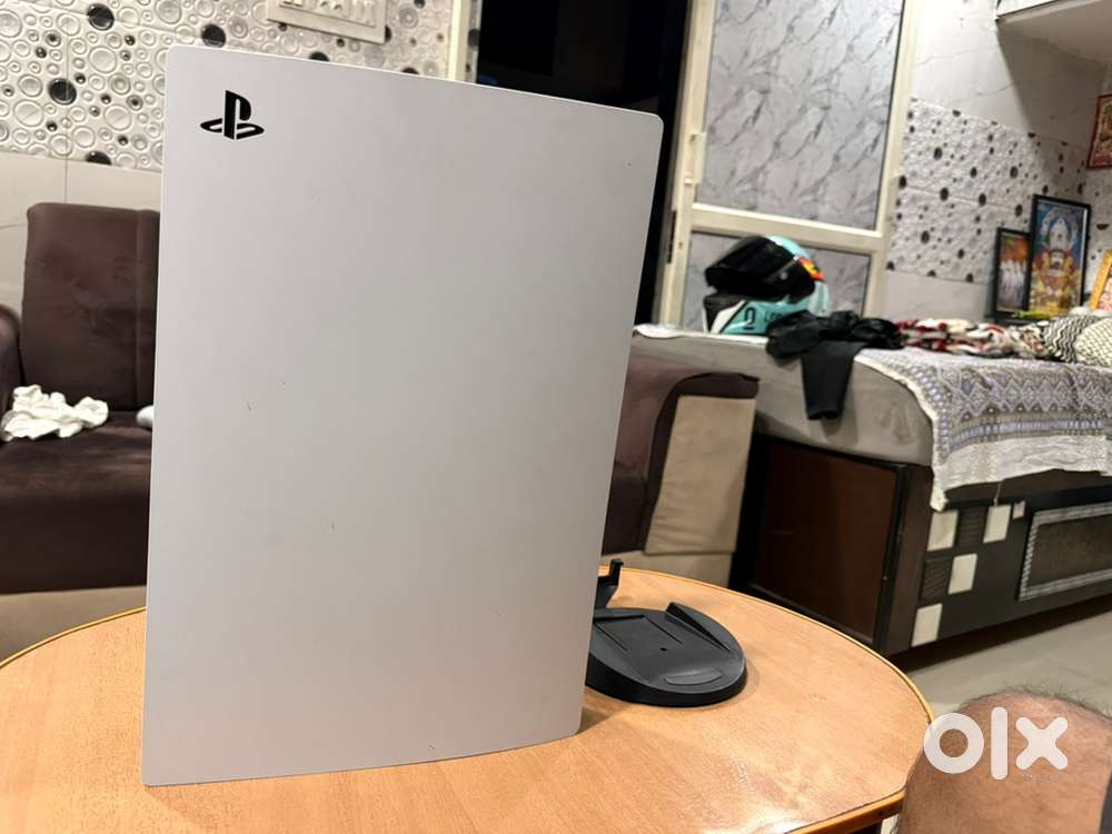 Ps 5 with box