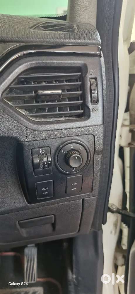 Mahindra Kuv 100