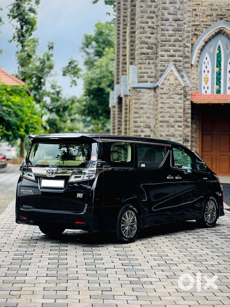 Toyota Vellfire 2.5 Executive Lounge, 2020, Cng & Hybrids