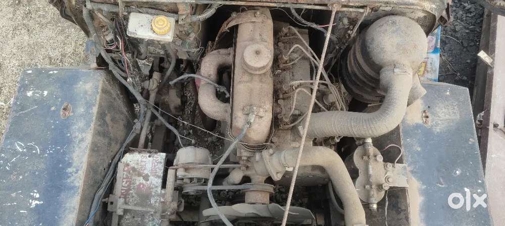 Jeep Hai Gi Engine Wali 4 Gear Reverse Ke Sath Gadi Chalu Hai